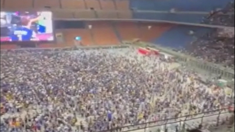 被打爆了米体晒视频:国米0-4后,在梅阿查看决赛的球迷退场