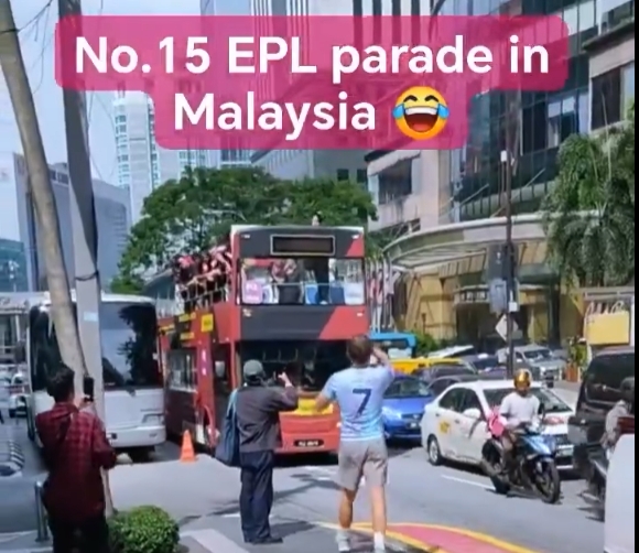kaiyun-😥曼联在马来西亚进行巴士巡游，游行视频遭遇对手球迷无情嘲讽